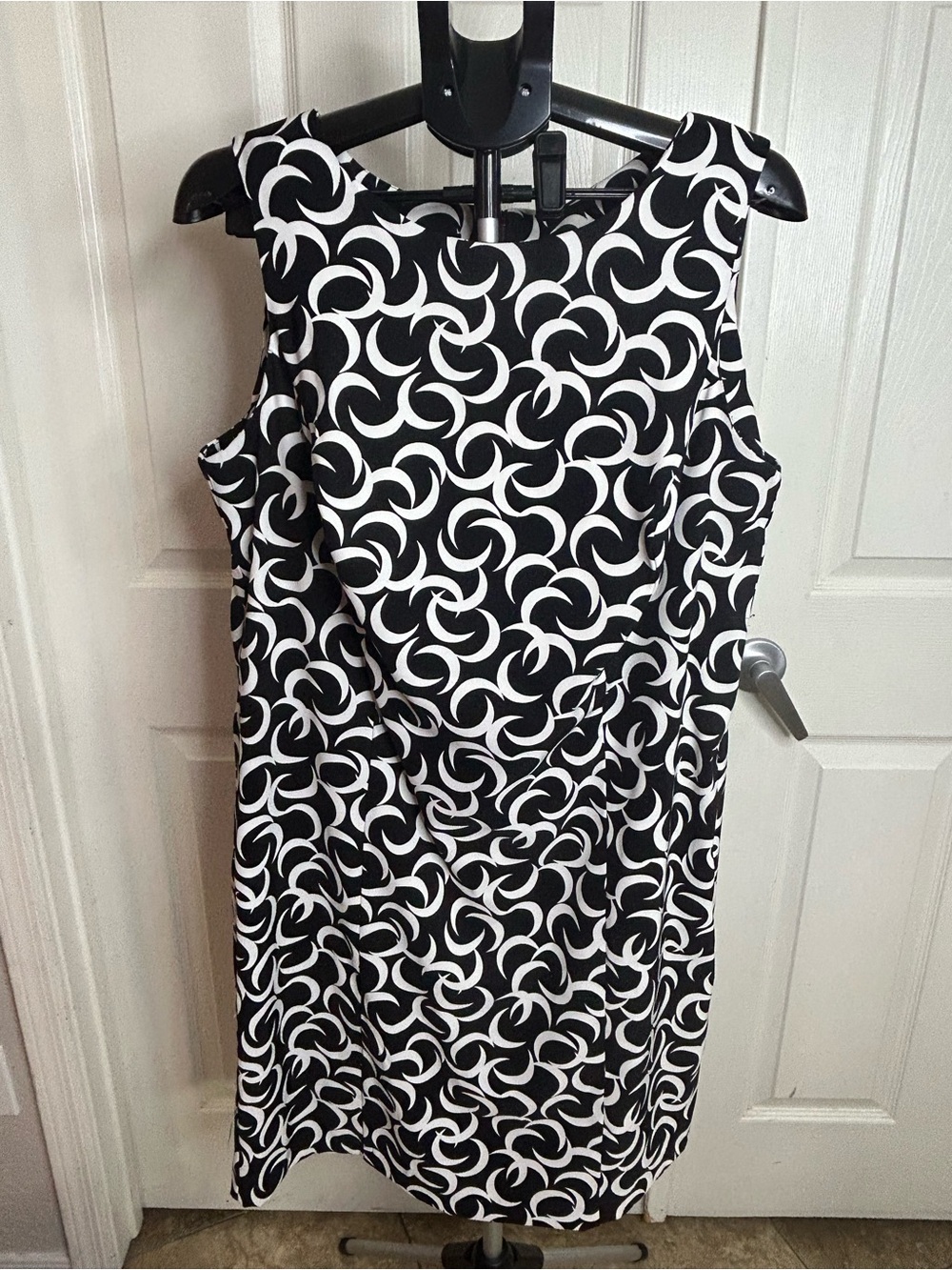 AGB Black & White Swirl Midi Sleeveless Dress